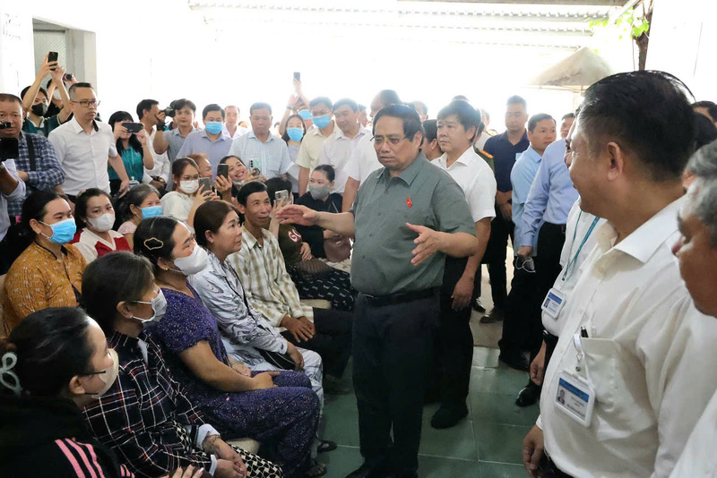 Thủ tướng Chính phủ Phạm Minh Chính đến thăm cơ sở cũ của Bệnh viện Ung bướu Cần Thơ, thăm hỏi đội ngũ y bác sĩ, động viên bệnh nhân.