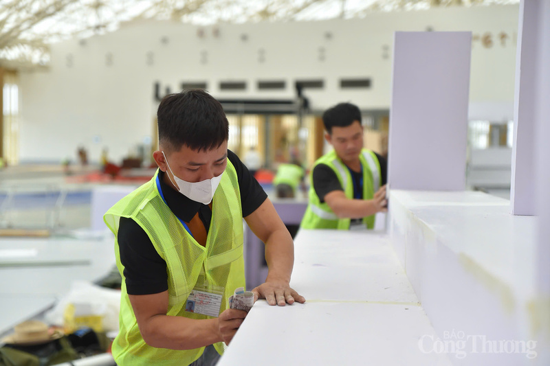 Các đơn vị thi công đang tỉ mỉ hoàn tất những công trình, gian hàng tại Hội chợ. Đảm bảo hội chợ được tổ chức với chất lượng tốt nhất