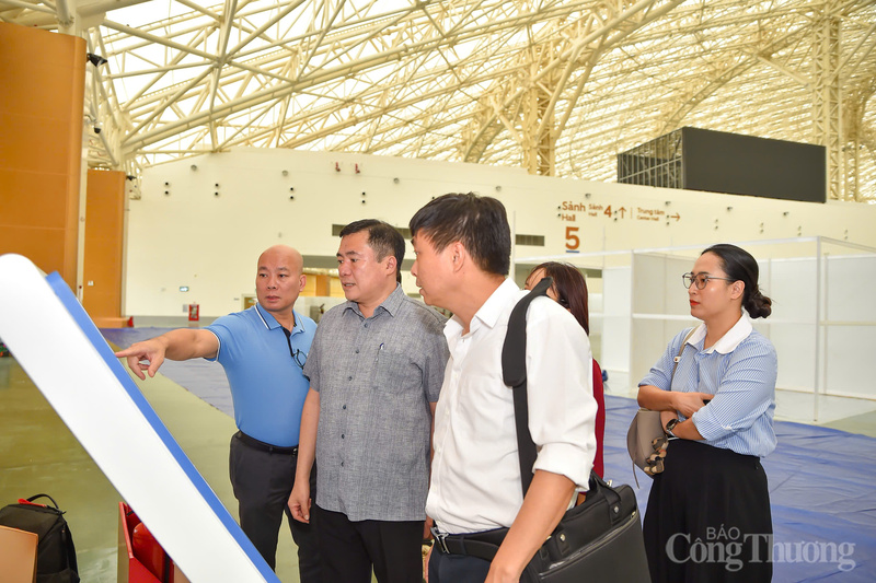 Thứ trưởng Bộ Công Thương Nguyễn Sinh Nhật Tân - Trưởng Ban Tổ chức Hội chợ Mùa Thu 2025 của Bộ Công Thương thường trực có mặt tại Hội chợ Mùa Thu 2025, động viên, đôn đốc các đơn vị thi công, đảm bảo đúng tiến độ.