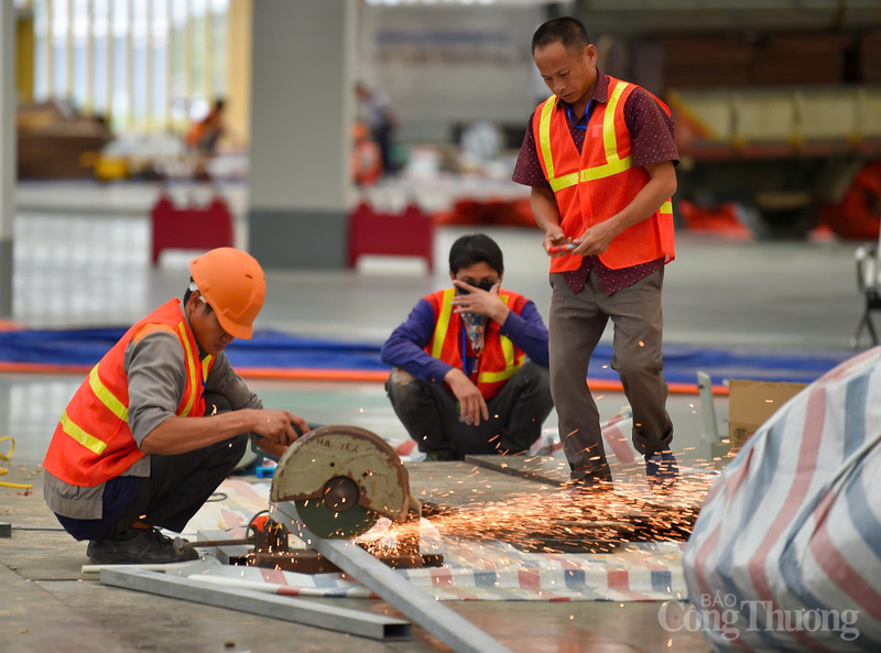 Gấp rút hoàn thiện thi công Hội chợ Mùa Thu 2025 - 12