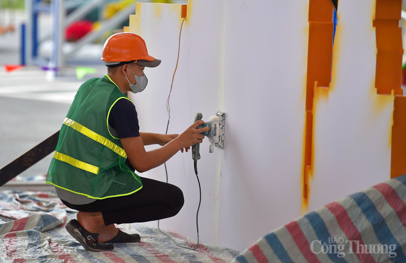 Tính đến thời điểm hiện nay các đơn vị thi công Hội chợ Mùa Thu 2025 đang làm việc với tinh thần "làm ngày làm đêm" với mục tiêu cao nhất là đảm bảo đúng tiến độ đặt ra