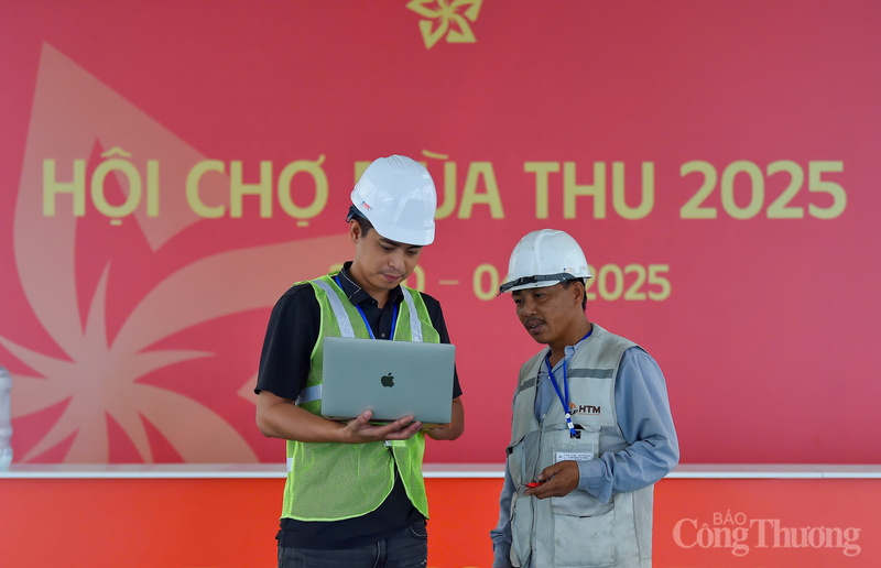 Gấp rút hoàn thiện thi công Hội chợ Mùa Thu 2025 - 18