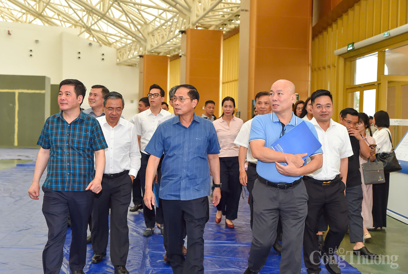Chiều 19/10, tại Trung tâm Triển lãm Việt Nam (VEC), Phó Thủ tướng Chính phủ Bùi Thanh Sơn - Trưởng Ban chỉ đạo Hội chợ Mùa Thu 2025 và Bộ trưởng Bộ Công Thương Nguyễn Hồng Diên - Phó Trưởng Ban chỉ đạo Hội chợ Mùa Thu 2025 đã kiểm tra công tác triển khai tổ chức Hội chợ.