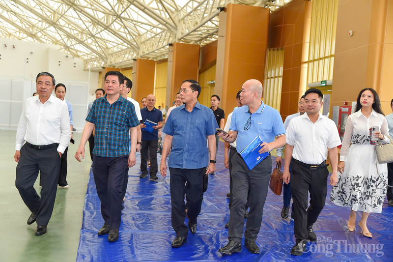 Phó Thủ tướng Chính phủ Bùi Thanh Sơn - Trưởng Ban chỉ đạo Hội chợ Mùa Thu 2025 và Bộ trưởng Bộ Công Thương Nguyễn Hồng Diên - Phó Trưởng Ban chỉ đạo Hội chợ Mùa Thu 2025 kiểm tra công tác triển khai tổ chức Hội chợ Mùa Thu 2025 trong chiều 19/10.