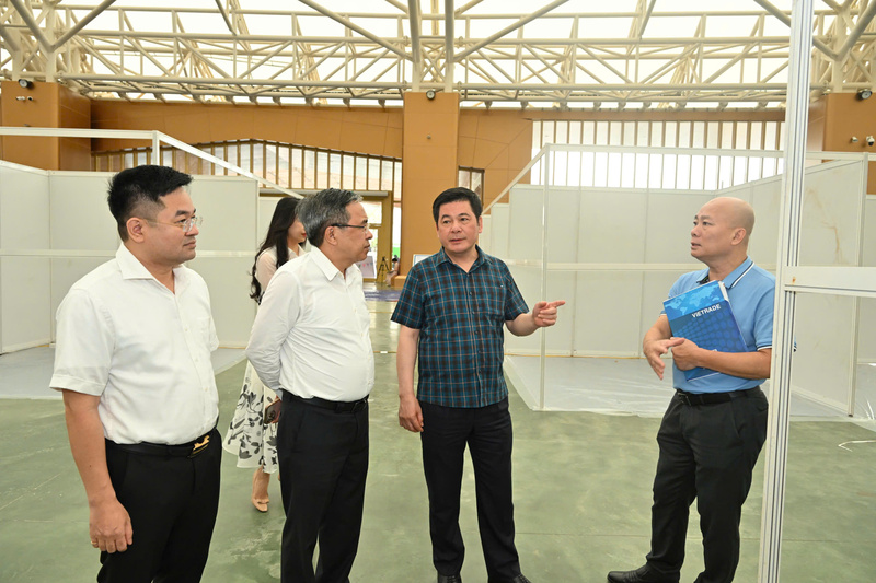 Theo Bộ trưởng Nguyễn Hồng Diên - Phó Trưởng Ban chỉ đạo Hội chợ Mùa Thu 2025, thời gian thi công tổ chức Hội chợ không dài, song những ngày qua, toàn bộ hệ thống các cơ quan từ trung ương tới địa phương, cùng doanh nghiệp và đơn vị tổ chức đã và đang nỗ lực thần tốc, làm việc ngày đêm để hoàn thiện công tác chuẩn bị, sẵn sàng cho Hội chợ.