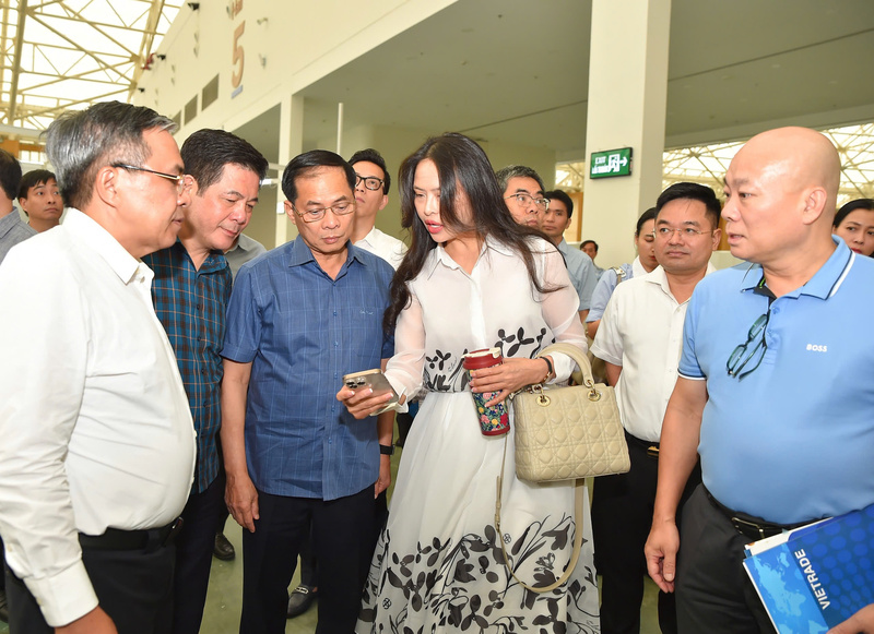 Các đơn vị được giao nhiệm vụ thi công Hội chợ Mùa Thu 2025 báo cáo tiến độ với Phó Thủ tướng Chính phủ Bùi Thanh Sơn và Bộ trưởng Nguyễn Hồng Diên cùng các thành viên trong Ban Chỉ đạo Hội chợ Mùa Thu 2025.