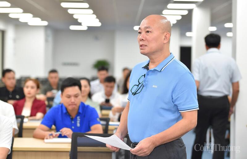 Ông Vũ Bá Phú, Cục trưởng Cục Xúc tiến thương mại (Bộ Công Thương) báo cáo về tình hình tổ chức Hội chợ Mùa Thu 2025.