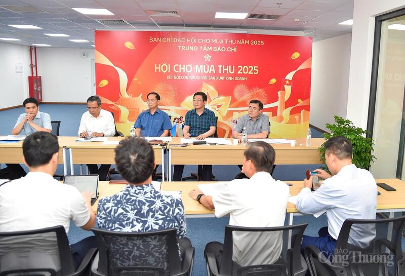 Phó Thủ tướng Chính phủ Bùi Thanh Sơn - Trưởng Ban Chỉ đạo Hội chợ Mùa Thu 2025 cùng Bộ trưởng Bộ Công Thương Nguyễn Hồng Diên - Phó Trưởng Ban Chỉ đạo đã trực tiếp thị sát, kiểm tra tiến độ triển khai và công tác thi công hội chợ.