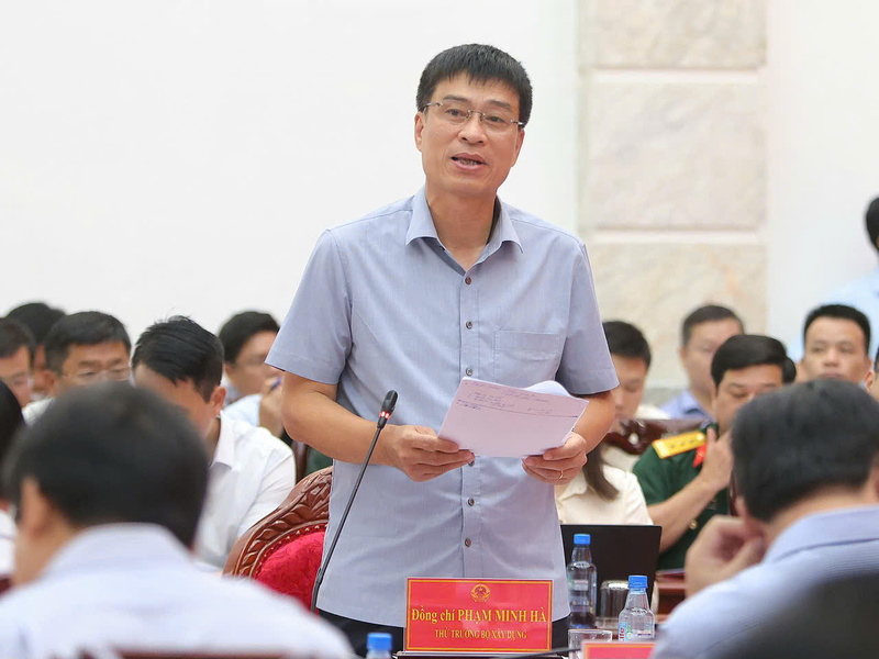 Thứ trưởng Bộ Xây dựng Phạm Minh Hà báo cáo tại hội nghị.