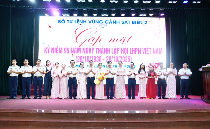 Thủ trưởng các cơ quan, đơn vị tặng hoa, chúc mừng Hội Phụ nữ cơ sở Phòng Tham mưu.