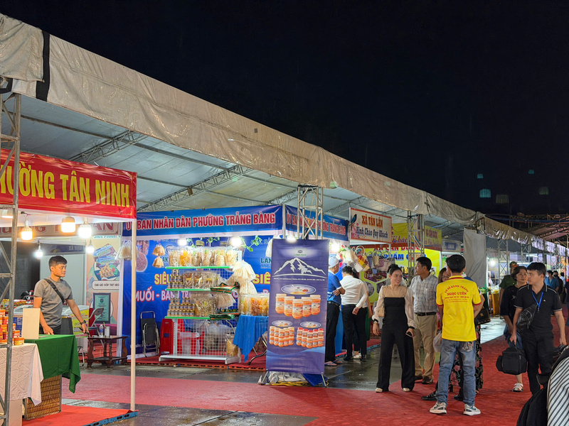 Hội chợ triển lãm lần này được tổ chức với quy mô 350 gian hàng.