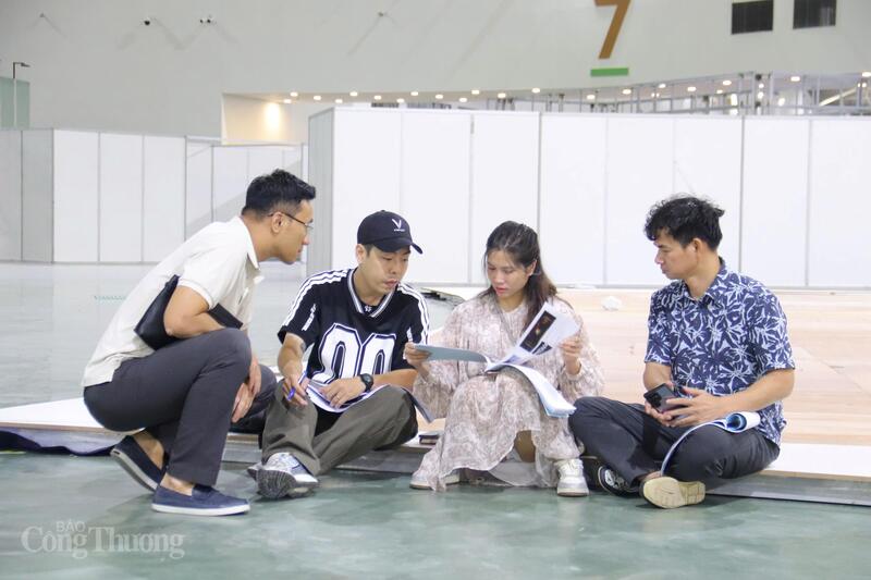 Giữa công trường thi công, NSND Nguyễn Xuân Bắc cùng ekip vẫn miệt mài bàn bạc. Ảnh: Thanh Tuấn