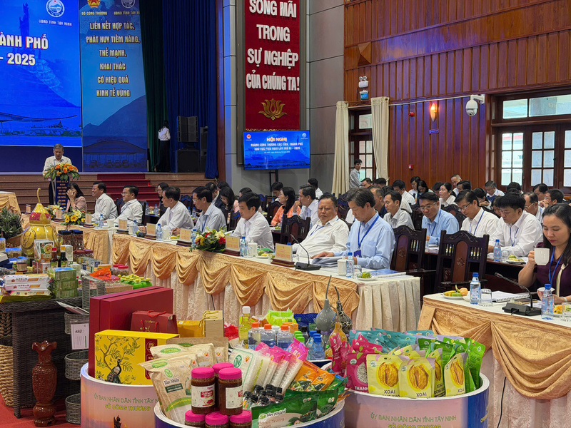 Tham dự hội nghị còn có lãnh đạo các đơn vị thuộc Bộ Công Thương, đại diện Sở Công Thương các tỉnh, thành phố khu vực phía Nam.