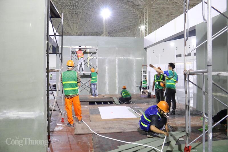 Công nhân tất bật thi công giữa đêm để kịp tiến độ Hội chợ Mùa Thu 2025. Ảnh: Thanh Tuấn
