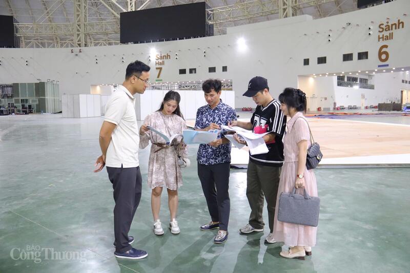 NSND Nguyễn Xuân Bắc, Cục trưởng Cục Nghệ thuật Biểu diễn trực tiếp chỉ đạo công tác dàn dựng chương trình nghệ thuật cho lễ khai mạc Hội chợ Mùa Thu 2025. Ảnh: Thanh Tuấn