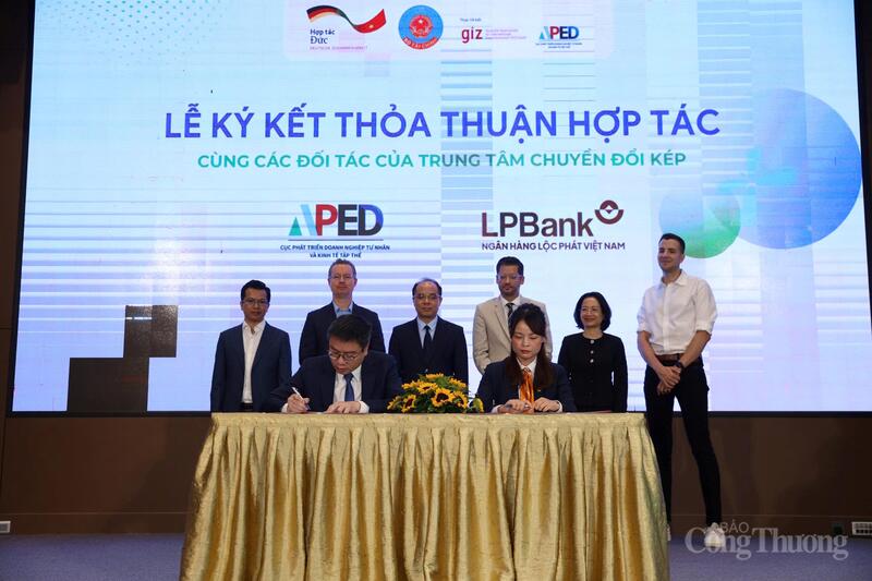 Cục Phát triển Doanh nghiệp tư nhân và Kinh tế tập thể tổ chức lễ ký kết thỏa thuận hợp tác với 9 đối tác chiến lược đầu tiên của Twin Trasformation Hub. Ảnh: NH