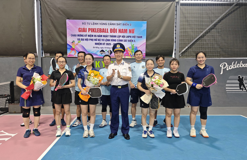 Đại tá Trần Hồng Quế, Phó Chính ủy Vùng Cảnh sát biển 2 tặng hoa chúc mừng giải thi đấu Pickelball.