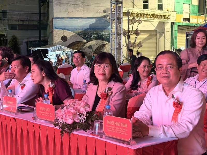 Ông Nguyễn Hồng Thanh - Phó Chủ tịch UBND tỉnh Tây Ninh (ngoài cùng bên phải), Trưởng ban Tổ chức hội chợ.