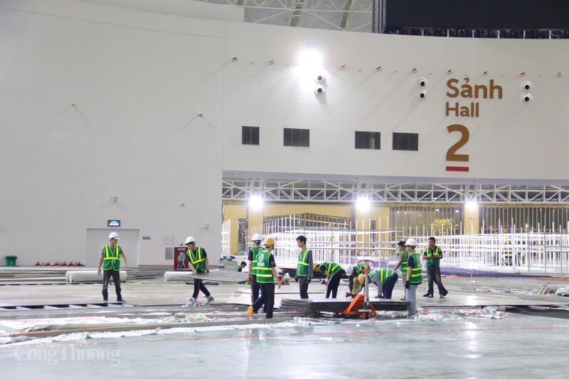 Dù trời khuya, tiếng búa, tiếng máy hàn vẫn vang đều trong khu triển lãm. Ảnh: Thanh Tuấn