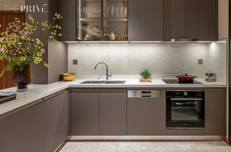 Khu vực bếp trái tim của căn hộ, sử dụng đá quartz kết hợp cùng loạt thiết bị bếp cao cấp được lắp âm (built-in) đảm bảo tính thẩm mỹ lẫn công năng sử dụng