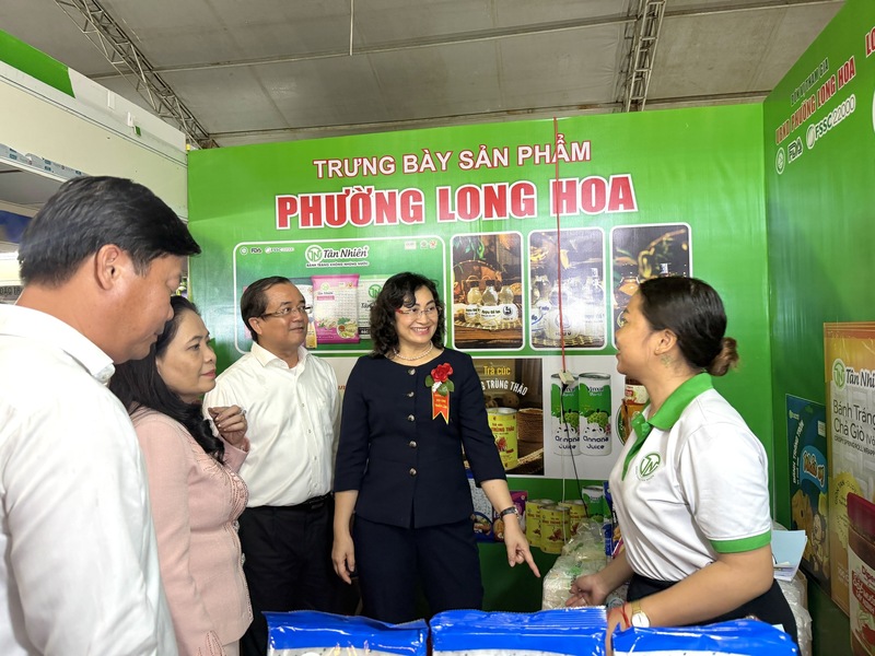 Thứ trưởng Phan Thị Thắng tham quan các gian hàng tại hội chợ.