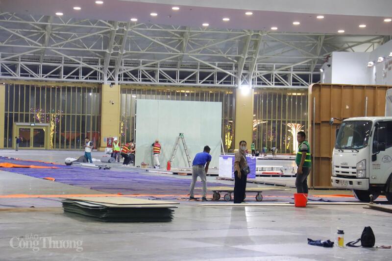Các đội hậu cần gấp rút sắp xếp vật tư, đảm bảo mọi khâu vận hành thông suốt. Ảnh: Thanh Tuấn