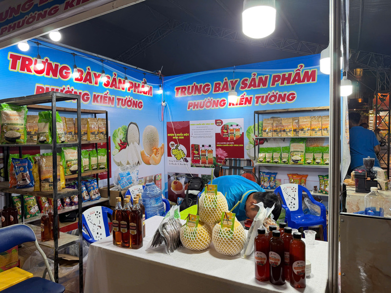 Nhiều mặt hàng công nghiệp nông thôn được trưng bày tại hội chợ.
