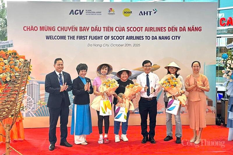 TP. Đà Nẵng tặng hoa và quà chào đón những hành khách đầu tiên trên chuyến bay TR314 của Hãng hàng không Scoot Airlines từ Singapore đến thành phố