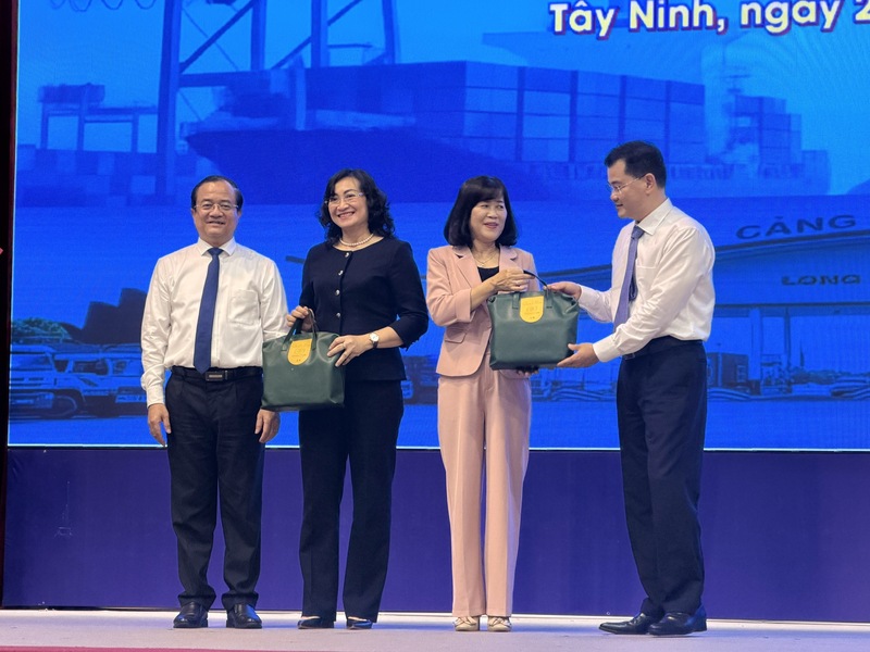 Ông Nguyễn Hồng Thanh, Phó Chủ tịch UBND tỉnh Tây Ninh (ngoài cùng bên trái) tặng quà chúc mừng Ngày Phụ nữ Việt Nam đến Thứ trưởng Bộ Công Thương Phan Thị Thắng.