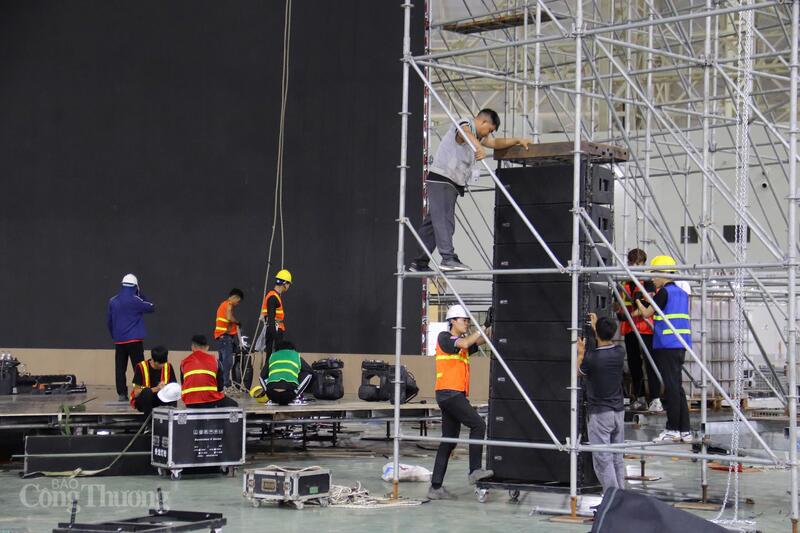 Đội ngũ kỹ thuật kiểm tra từng chi tiết âm thanh, ánh sáng trước lễ khai mạc. Ảnh: Thanh Tuấn