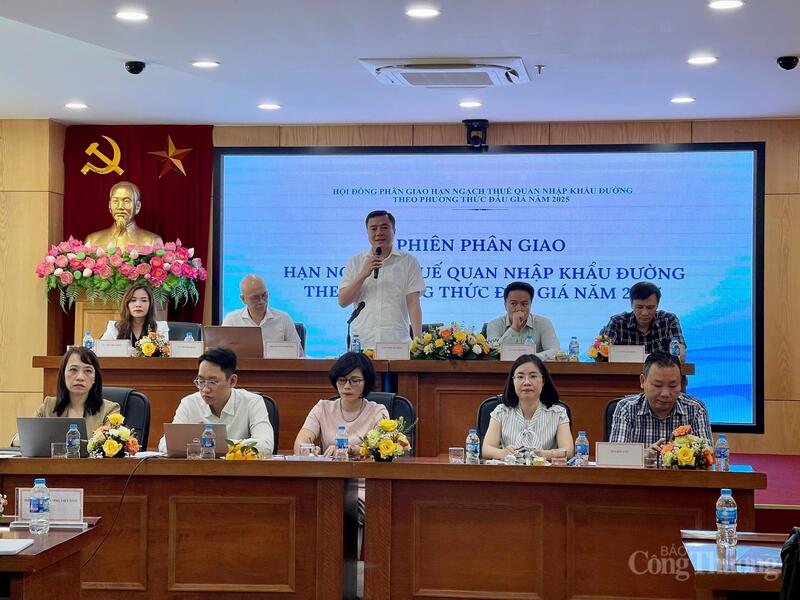 Thứ trưởng Bộ Công Thương Nguyễn Sinh Nhật Tân phát biểu tại phiên phân giao hạn ngạch thuế quan nhập khẩu đường năm 2025