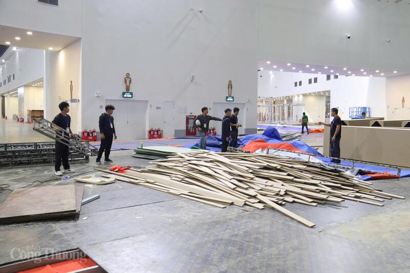 Hàng trăm kỹ sư, thợ điện, thợ cơ khí cùng vào guồng chuẩn bị cho Hội chợ lớn nhất năm. Ảnh: Thanh Tuấn
