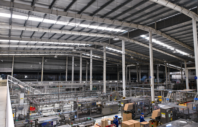 Việc sử dụng đèn led và các tấm lợp lấy sáng làm giảm lượng điện tiêu thụ. Ảnh: TH