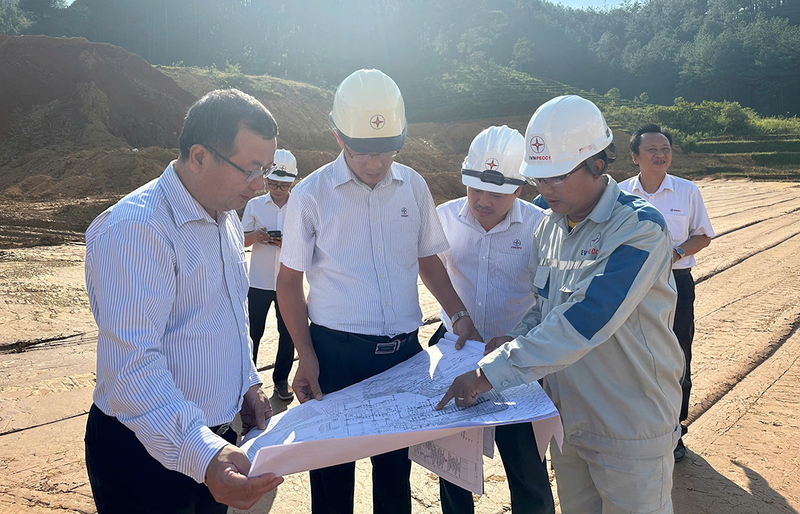Lãnh đạo EVNNPT kiểm tra công trường dự án Lắp máy biến áp thứ 3 Trạm biến áp 220kV Than Uyên.
