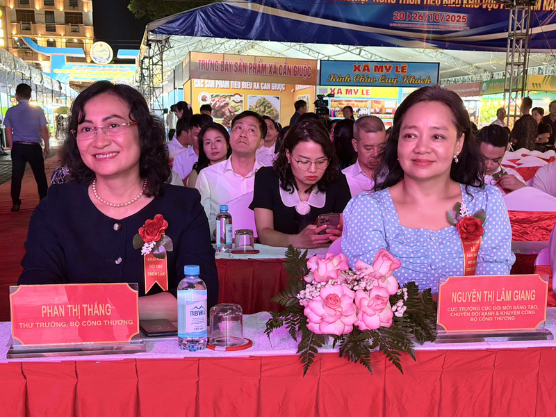 Thứ trưởng Phan Thị Thắng tham dự lễ khai mạc hội chợ triển lãm.