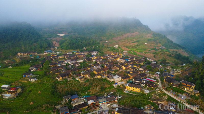 Nếu không rong ruổi trên những cung đường uốn lượn quanh những triền đá, bạn khó lòng có thể đến được Lô Lô Chải. Bởi lẽ, bản làng này như thu mình, lọt thỏm trong một thung lũng được bao bọc bởi những dãy núi đá tai mèo cao ngất trời.