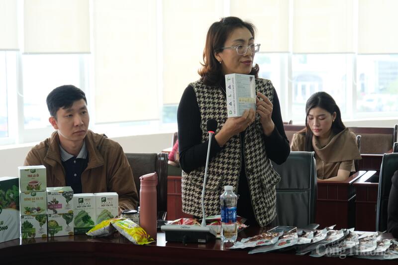 Doanh nghiệp tại tỉnh Lâm Đồng giới thiệu sản phẩm với Công ty TNHH Tứ Sơn Châu Đốc. Ảnh: Lê Sơn