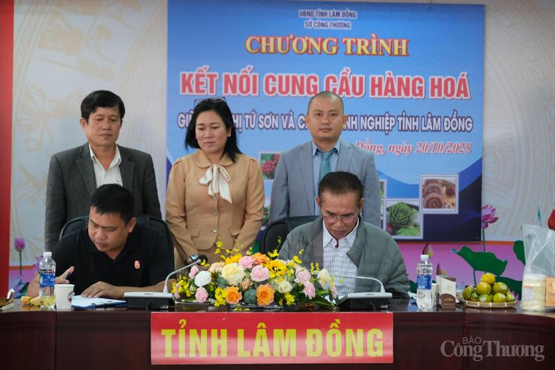 Ông Tạ Minh Sơn ký biên bản ghi nhớ với 1 trong 6 doanh nghiệp tại chương trình. Ảnh: Lê Sơn