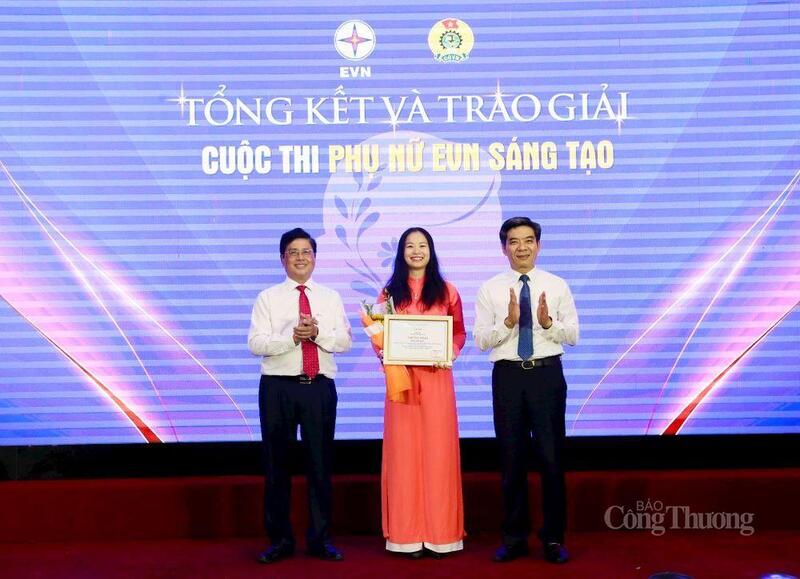 Đại diện PC Gia Lai nhận giải “Phụ nữ EVN sáng tạo năm 2025”.