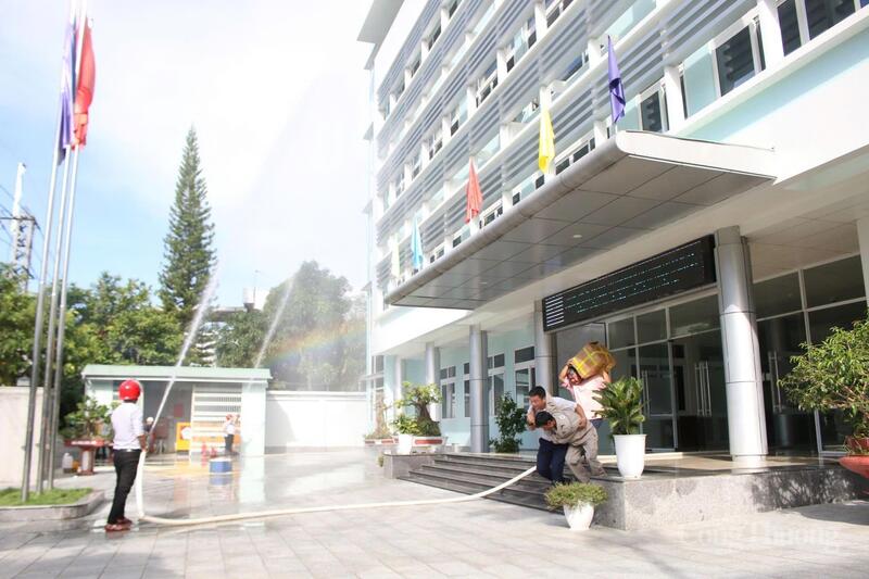 Công ty Điện lực Quảng Ngãi thực tập phương án phòng cháy, chữa cháy và cứu nạn cứu hộ tại cơ sở 2, phường Kon Tum