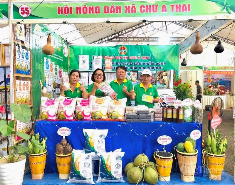 Hội nông dân xã Chư A Thai đem đến các sản phẩm gạo, mật ong,... Ảnh: Hiền Mai