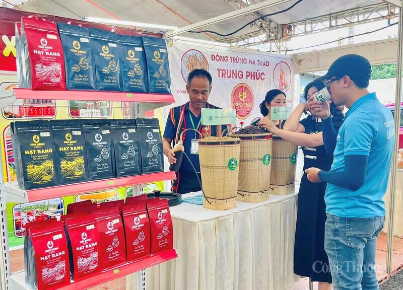 Ngày hội tạo điều kiện cho các doanh nghiệp giới thiệu, thúc đẩy quảng bá sản phẩm địa phương. Ảnh: Hiền Mai