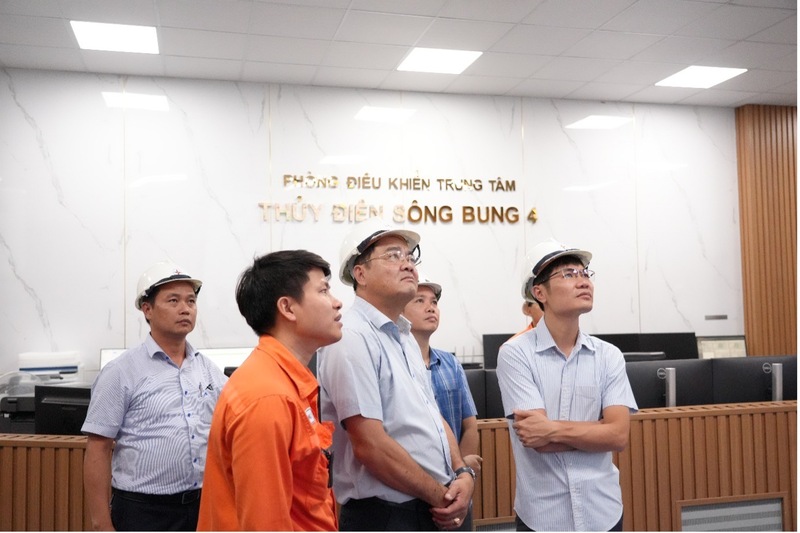 Ông Nguyễn Thành Trung, Bí thư Đảng ủy, Giám đốc Công ty Thủy điện Sông Bung (thứ ba từ trái sang) kiểm tra thực tế tại Phòng Điều khiển trung tâm, Nhà máy Thủy điện Sông Bung 4. Ảnh: Bình An