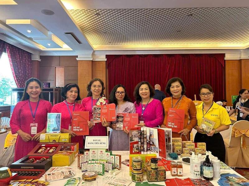Các hội viên Hiệp hội Nữ doanh nhân Đà Nẵng trong một chương trình xúc tiến thương mại, kết nối tiêu thụ hàng Việt Nam