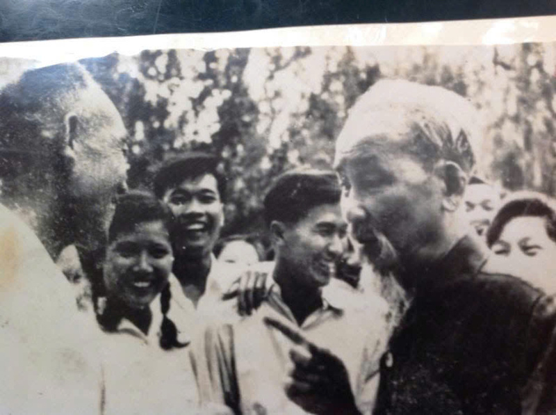 Cụ Nguyễn Thị Trong (thời trẻ, tết tóc) trong một lần được vinh dự gặp Bác Hồ ở Bắc Kinh. Ảnh: NVCC