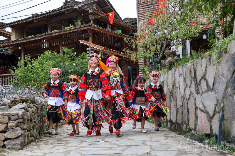 Người dân nơi đây rất chân chất, sẵn lòng mời du khách vào nhà, cùng nhau uống trà và chia sẻ về cuộc sống, khiến trải nghiệm ở Lô Lô Chải trở nên gần gũi và đáng nhớ hơn. Điều làm nên sự khác biệt của Lô Lô Chải chính là vị trí đặc biệt của nó: Nằm ngay dưới chân Cột cờ Lũng Cú. Từ trong làng, du khách có thể ngước nhìn lên và thấy lá cờ Tổ quốc bay phấp phới trên đỉnh núi, một hình ảnh không chỉ đẹp mà còn gợi lên niềm tự hào sâu sắc về biên cương đất nước. Đối với Anh Huy, Lô Lô Chải không chỉ là một chuyến du lịch mà còn là hành trình tìm về với những giá trị văn hóa nguyên bản và cảm xúc thiêng liêng.