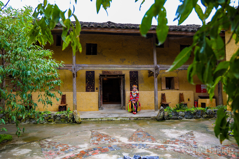 Vì thế, các ngôi nhà ở đây luôn mát mẻ vào mùa hè, ấm vào mùa đông. Xung quanh nhà, người Lô Lô còn miệt mài lượm những hòn đá màu xanh xám về kê, xếp chồng khít thành những bờ rào đá bao bọc, tạo nên một dáng vẻ vững chãi đầy kiêu hãnh cùng sắc màu truyền thống đặc trưng chỉ có ở vùng đất này.