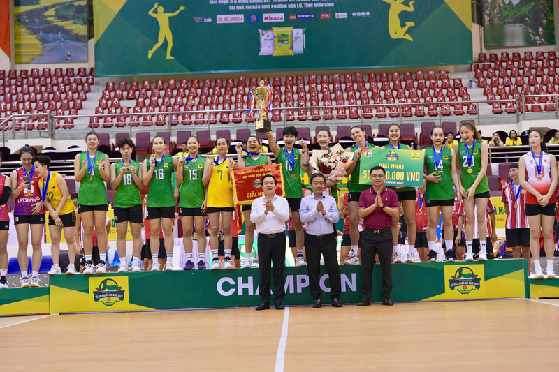 VTV Bình Điền Long An nâng cao cúp vô địch nội dung nữ sau chiến thắng nghẹt thở trước LPB Ninh Bình (Ảnh PVCFC)