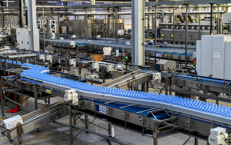 Dây chuyền sản xuất của Công ty TNHH Nước tinh khiết Núi Tiên. Ảnh: TH