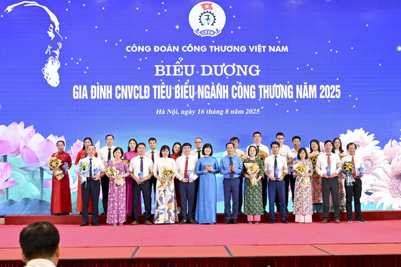 Công đoàn Công Thương Việt Nam biểu dương gia đình công nhân viên chức lao động tiêu biểu năm 2025. Ảnh: Cấn Dũng